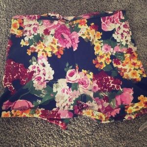 Like new floral spandex with back pocket s shorts